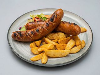 Cârnați câmpenești cu cartofi wedges