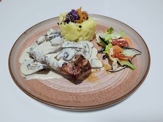 Muschiulet cu sos ciuperci si piure de cartofi