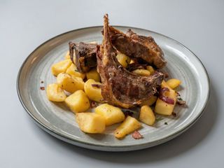 Cotlet de berbecut cu cartofi taranesti