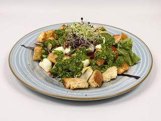 Salata caprese cu sos pesto