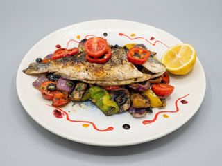 Dorada la cuptor pe pat de legume