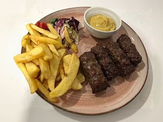 Mici cu cartofi prăjiți și muștar