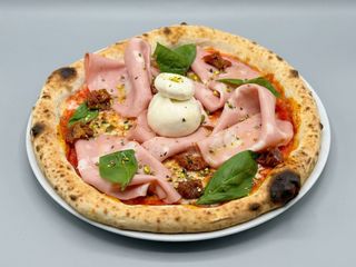 Pizza cu mortadella și burrata