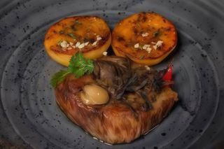 Ceafa porc la tigaie in sos vin si usturoi servita cu piure cartofi