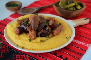 Pomana porcului cu mamaliguta si salata de muraturi