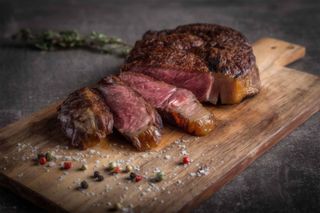 Steak vita Black-Angus servit cu cartofi copti sI sos gorgonzola