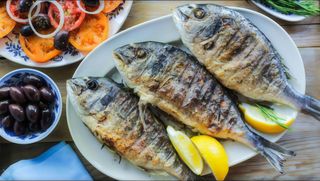 Dorada la gratar /cuptor servita cu cartofi natur