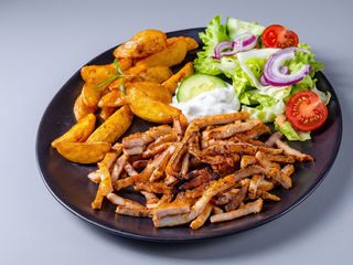 Gyros de Pui cu cartofi si sos Tzatziki