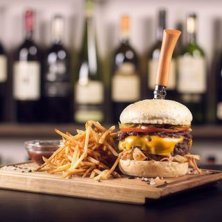 Chesburger de pui cu cartofi prajiti si salata coleslaw