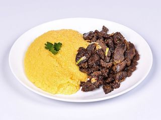 Pastrama de oaie la ceaun cu mamaliguta si salata de muraturi