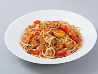Spaghete  cu fructe de mare in sos rosu 
