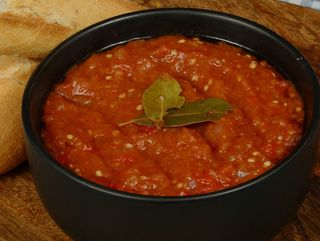 Zacusca de vinete putin picanta cu paine prajita