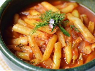 Pastai galbene cu suc de rosii