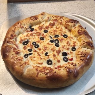 Pizza cu bordura de cascaval si mac