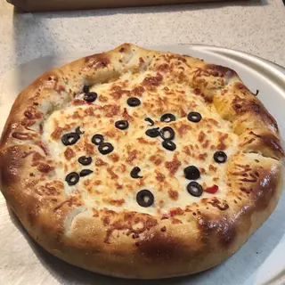 Pizza cu bordura de salam si cascaval