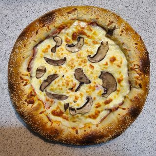 Pizza picanta cu bordura