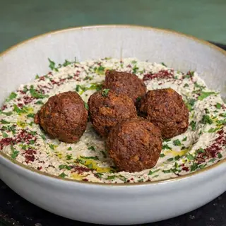 NEW! Chifteluțe vegane cu humus servite cu pâine integrală