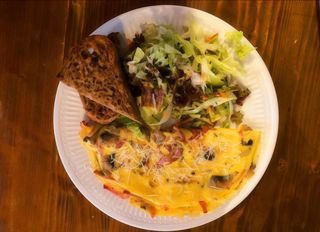 Omleta cu parmezan, ciuperci pleurotus, bacon si salata asortata (330g).