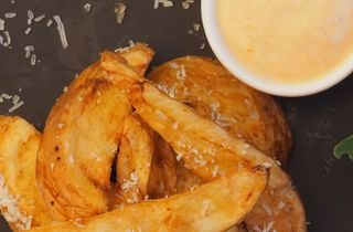 Cartofi wedges(200). 