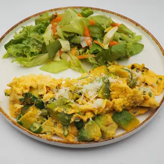 Scrambled eggs & Avocado, mixt de salată, pâine prăjită (300)