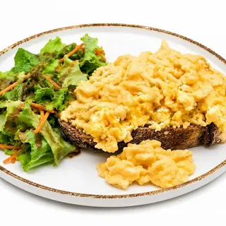 Scrambled eggs cu parmezan si mix de salata (280g)