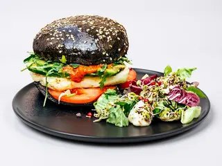 Halloumi burger cu salata mixtă