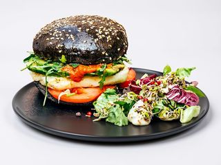 Halloumi burger cu salata mixtă 