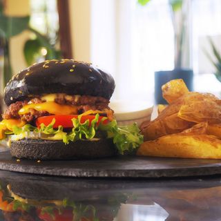 American Smashed Burger (vita Angus) &cartofi wedges