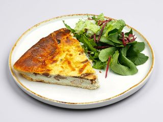 Tartă cu pui servită cu salată