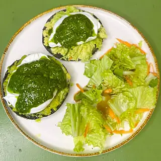 Ouă poșate cu pesto de leurdă