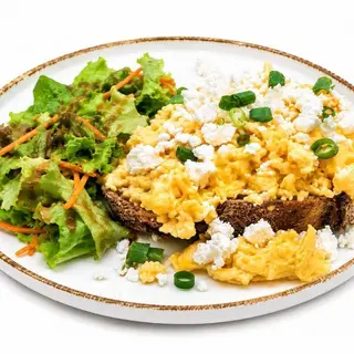 Scrambled eggs cu feta si mix de salată.