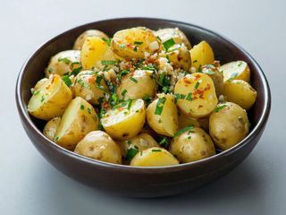 Cartofi noi cu usturoi la cuptor