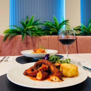 Tentacule de caracatita in sos rosu cu cartofi gratinati