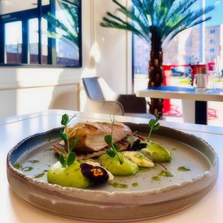 Piept de pui aromatizat cu trufe si piure de mazare