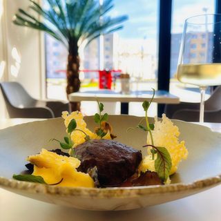 Muschiulet de vita Uruguay cu trufe, piure de cartofi si sos de piper verde