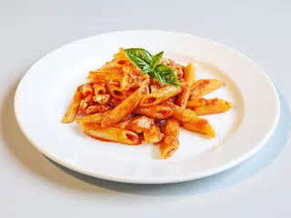 Penne cu rosii si busuioc