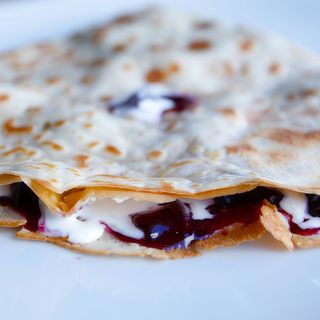 7.Clătită cu gem de afine și smântână