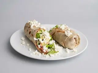 9.Clătită avocado, salată, feta, roșii