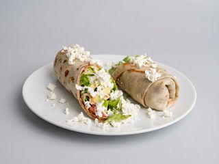 9.Clătită avocado, salată, feta, roșii