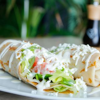 10.Clătită cu salată, șuncă slabă, feta, roșii, dressing