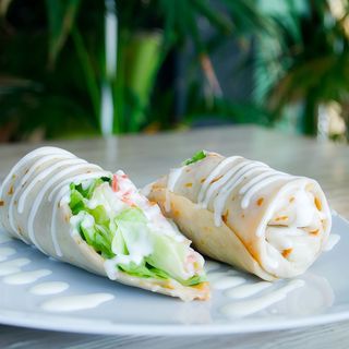 11.Clătită cu salată, pastramă de pui, roșii, gorgonzola, dressing