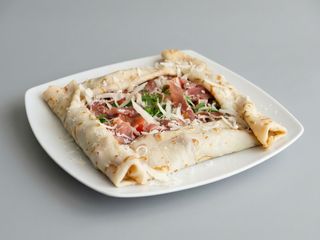 12.Clătită cu rucola, prosciutto, parmesan, roșii