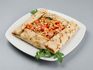 15.Clătită cu rucola, somon afumat, roșii, muguri de pin
