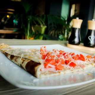 16.Clătită cu șuncă slabă, cașcaval, roșii