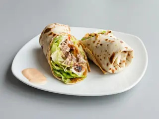 20.Clătită cu carne de vită, salată, roșii, sos rosa