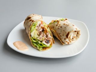 20.Clătită cu carne de vită, salată, roșii, sos rosa