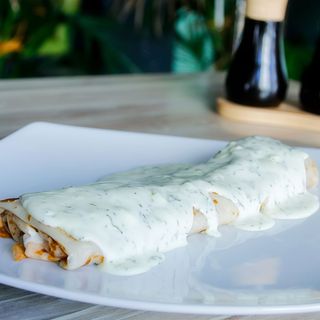 22.Clătită cu cremă de brânză, bacon, sos de mărar