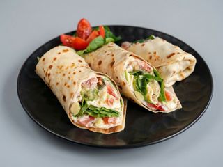 27.Clătită cu humus picant, avocado, roșii, baby spanac