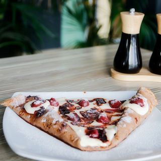 28.Clătită de ciocolată cu mascarpone și vișine