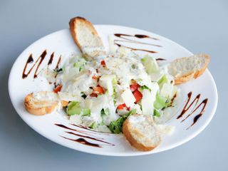 Salată cu piept de pui și gorgonzola